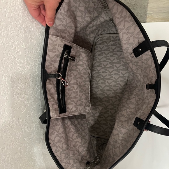 Michael Kors Black Signature Tote Bag - Picture 2 of 5